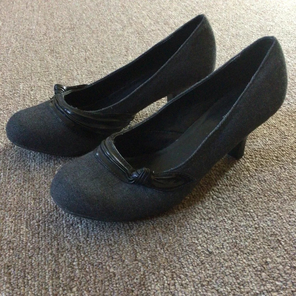 Nue Options Ava Gray and Black Heels - Size 8 - Picture 2 of 7